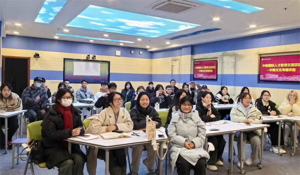 韩方教师金素熙向学生们开展了韩...